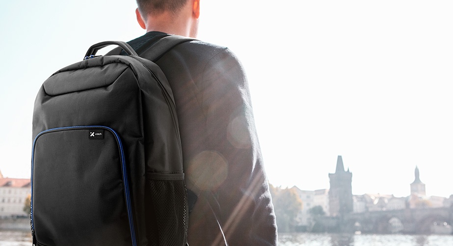 Xtech XTB-211 Mochila para laptop- 15.6" - Poliéster - Color Negro con detalles en azul - Bolsillo frontal para accesorios con organizador interior - Bolsillo de malla laterales