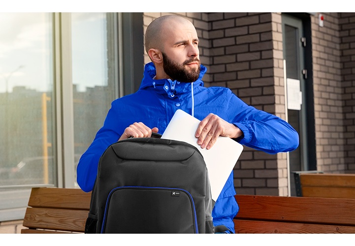 Xtech XTB-211 Mochila para laptop- 15.6" - Poliéster - Color Negro con detalles en azul - Bolsillo frontal para accesorios con organizador interior - Bolsillo de malla laterales
